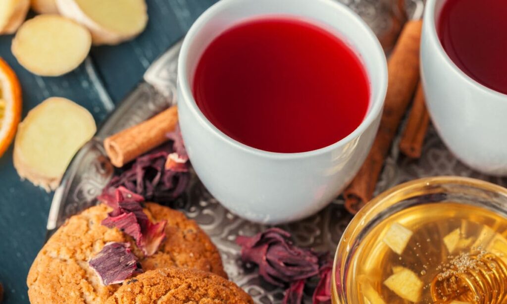 Chá de hibisco, canela e gengibre